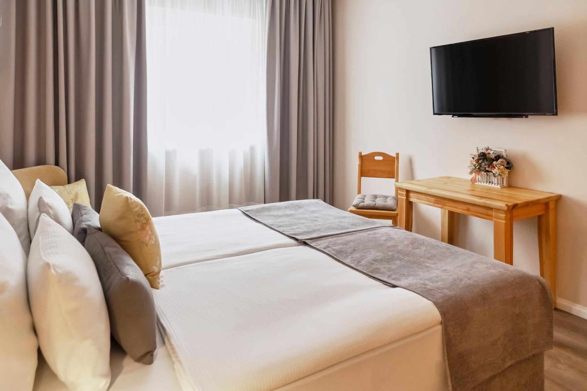 Hotel Kadoor Karlovac Extérieur photo