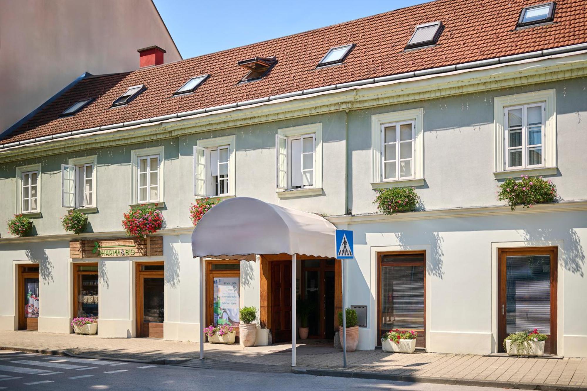 Hotel Kadoor Karlovac Extérieur photo