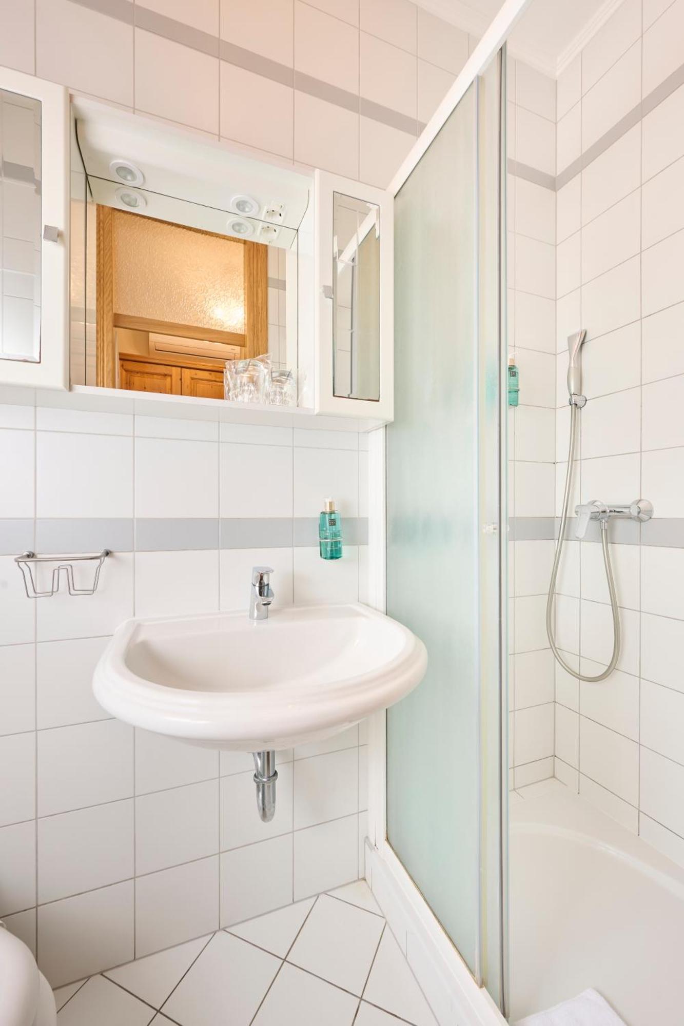 Hotel Kadoor Karlovac Extérieur photo