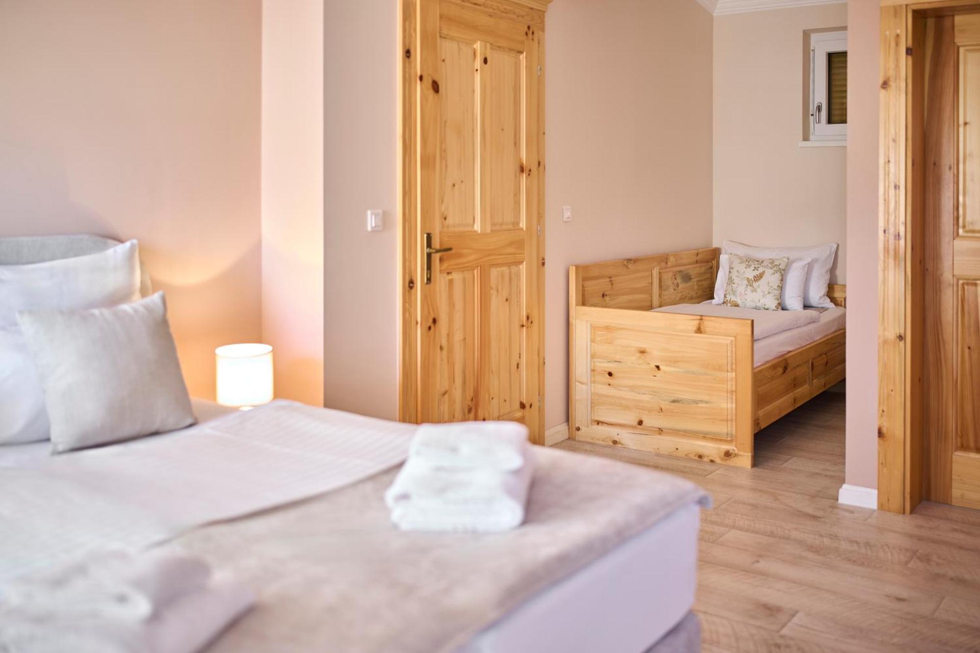 Hotel Kadoor Karlovac Extérieur photo