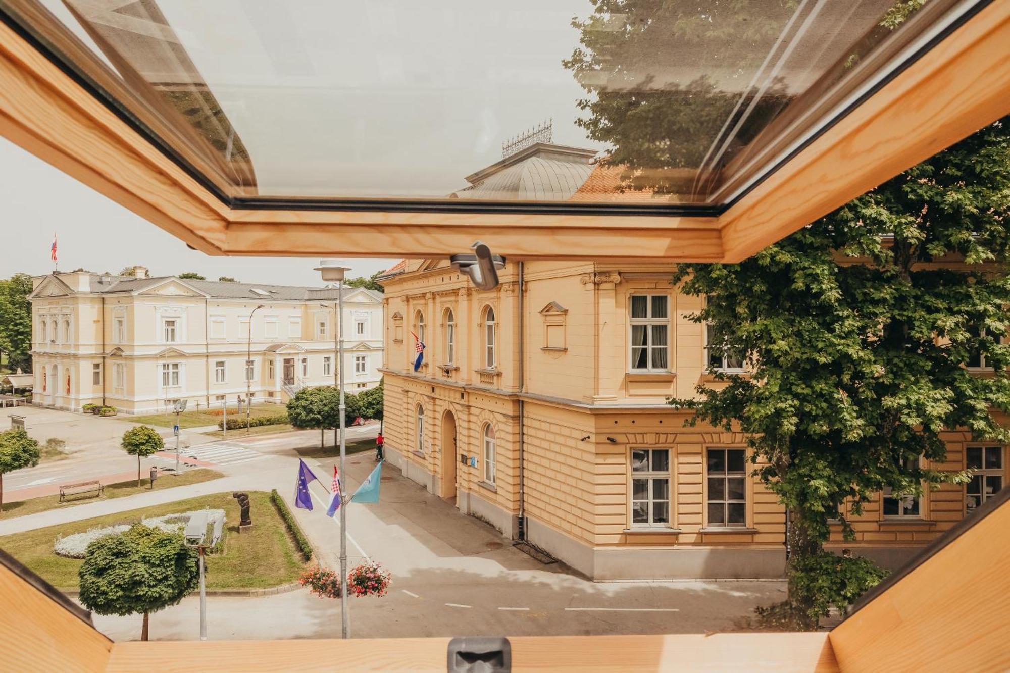 Hotel Kadoor Karlovac Extérieur photo
