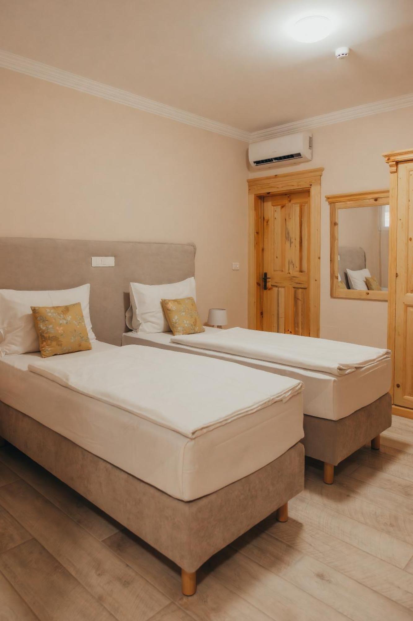 Hotel Kadoor Karlovac Extérieur photo